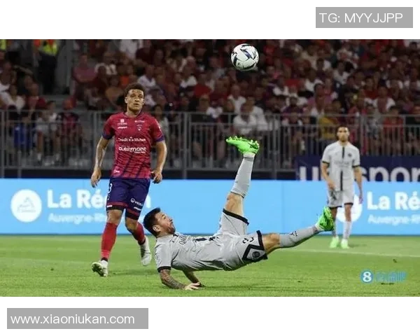 新疆足球明星展现绝技倒钩进球引发全场欢呼