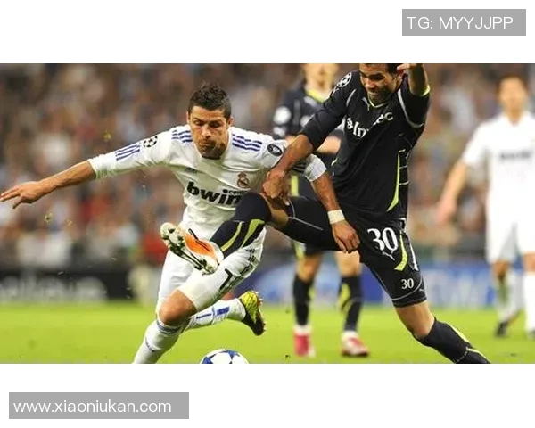 足球明星脖部纹身图案解析展现个性与风格的艺术魅力